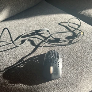 Dator mus - En trådlös mus som inte funkar utan kabel riktig bra skick annars 