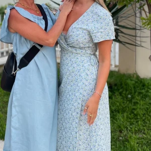 Klänning - Säljer min blommiga fina klänning från Nelly! Den är använd vid festliga tillfällen 2 gånger! Är som ny🥰💚storlek S