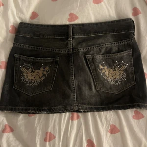 Grå minikjol  - Jätte fin kjol köpt secondhand, passar mer som en 40/Medium