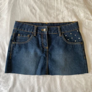 Lågmidjad jeanskjol  - Så snygg lågmidjad jeanskjol! Står ingen storlek i men midjemåttet är 77cm💕