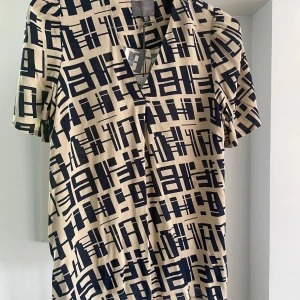 Blus Ny med prislappen kvar  - Från Danska Culture 