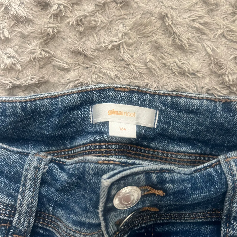 Super snygga jeans i bra skick! Är i storlek 164 men har resår i midjan och passar mig som vanligtvis har S/M i byxor. Jeans & Byxor.