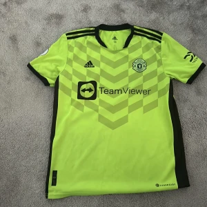 Fotbolls tröja  - Säljer min united tröja då den aldrig används, tröjan är i hyfsat skick och är storlek m