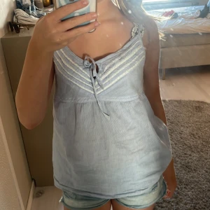 Somrigt linne - Säljer nu detta fina linne från hm men jag har köpt det begagnat💞 En av hms gamla kollektioner så svårt att får tag på💘 stl M men passar mig som brukar ha xs/s💗 hör av er vid fler bilder eller frågor!