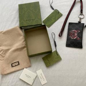 Gucci Plånbok - Hejsan nu va de dags att sälja min Gucci plånbok jag ska sälja den för jag se typ aldrig använt den ksk 4 gånger Max jag tycker den är riktigt snygg men jag tycker den bassa inte min still alls de är nice  har deller när men hänga med grabbarna.