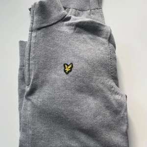Lyle&Scott tröja i fint skick juniorstorlek - Grå stickad half zip tröja i fint skick, junior storlek 12/13 år. 