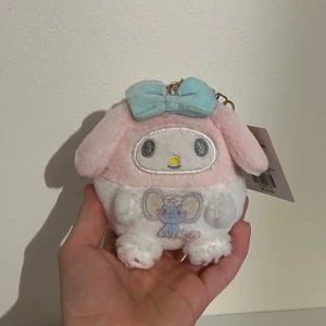 My melody keychain - Mjuk mymelody keychain med dragkedja och lite plats för t.ex mynt eller läppglans. Lapp kvar.