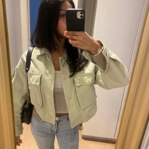 Jeans jacka  - Sååå snygg jeans jacka i den finaste pastel gröna färgen, storlek xs och använd fåtal gånger. 