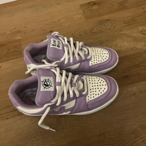 Vicinity x Lost boys - Använd ett par gånger, 9/10 skick & har självklart kvar lådan också men den är lite skadad