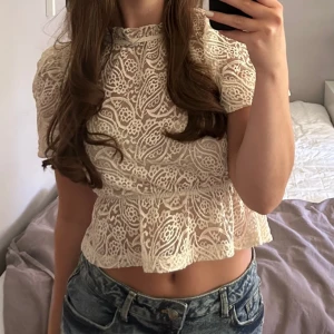 Spetsblus volang - Skriv för frågor