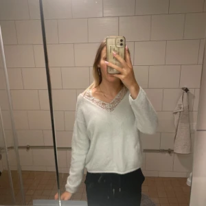 Fin stickad trjörs med spets  - Säljer min stickade tröja med spets 