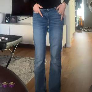 Jätte fina gina tricot jeans! Med vanliga fickor ibak!🤭 Jätte fina och inga fläckar, kan titta en extra gång om de efterfrågas! 😃😃  Jag är 165cm lång och de passar mig!