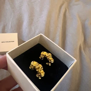 Helt oanvända örhängen  - Helt oanvända örhängen från muli collection. Säljer då jag har dubbletter 🥰