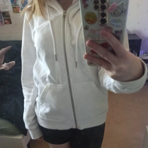 Vit zip-up hoodie - Vit hoodie från H&M. Bara använts en gång. Nypris 199kr. 💗