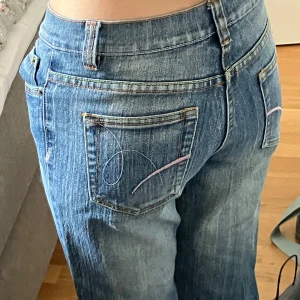 Lågmidjade byxor - Lågmidjade bootcut jeans med snygga fickor. I toppskick!