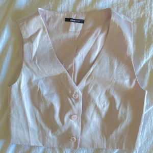 Väst - Jättefin rosa väst som är perfekt till fest och middagar. Är i gott skick och har ej använts 💗