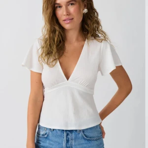 Blus - Säljer den här väldigt populära blus/toppen från Gina💗säljer då den inte kommer till användning så ofta, använt cirka fem gånger💗 nypris cirka 280kr säljer för 175kr!