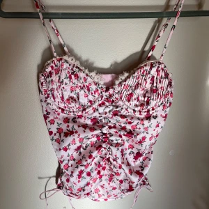 Blommig topp/korsett - For love & lemons x victorias secret topp som innan var vit men råkat tvättats ljusrosa. Storlek XS🩷