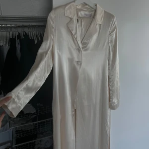 LIS BONNE set - Satin set från lis bonne Skjorta och byxor Aldrig använd 🤍