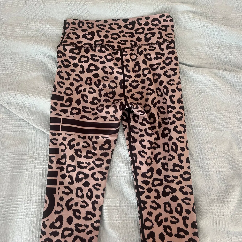 leopardmönstrade tränings tights från Amin. Väldigt skönt material. skriv vid frågor!❤️. Sportswear.