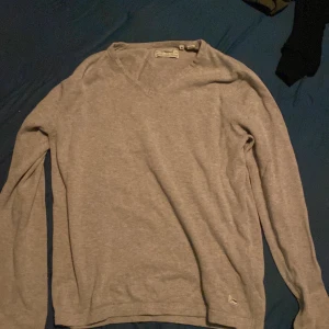 Grå tröja  - En grå basic tröja som passar till M/S inga defekter