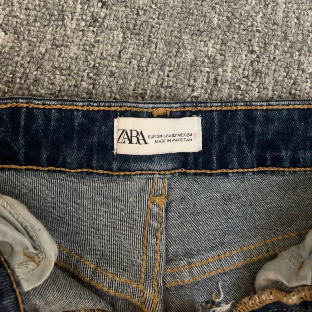 Säljer dessa jeans från Zara. Sällan använt ( bra skick ) . Jeans & Byxor.