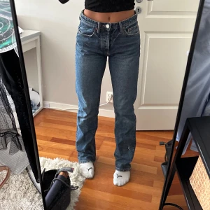 Blå jeans - Ett par blå jeans i storlek 36.  De är raka i modellen och har en normal passform. (AI)