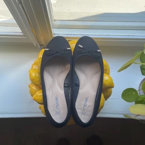 Svarta ballerinaskor från Noixx - Så fina svarta ballerinaskor från Noixx med en liten rosett och dekorativa detaljer på framsidan! Storlek 38💓