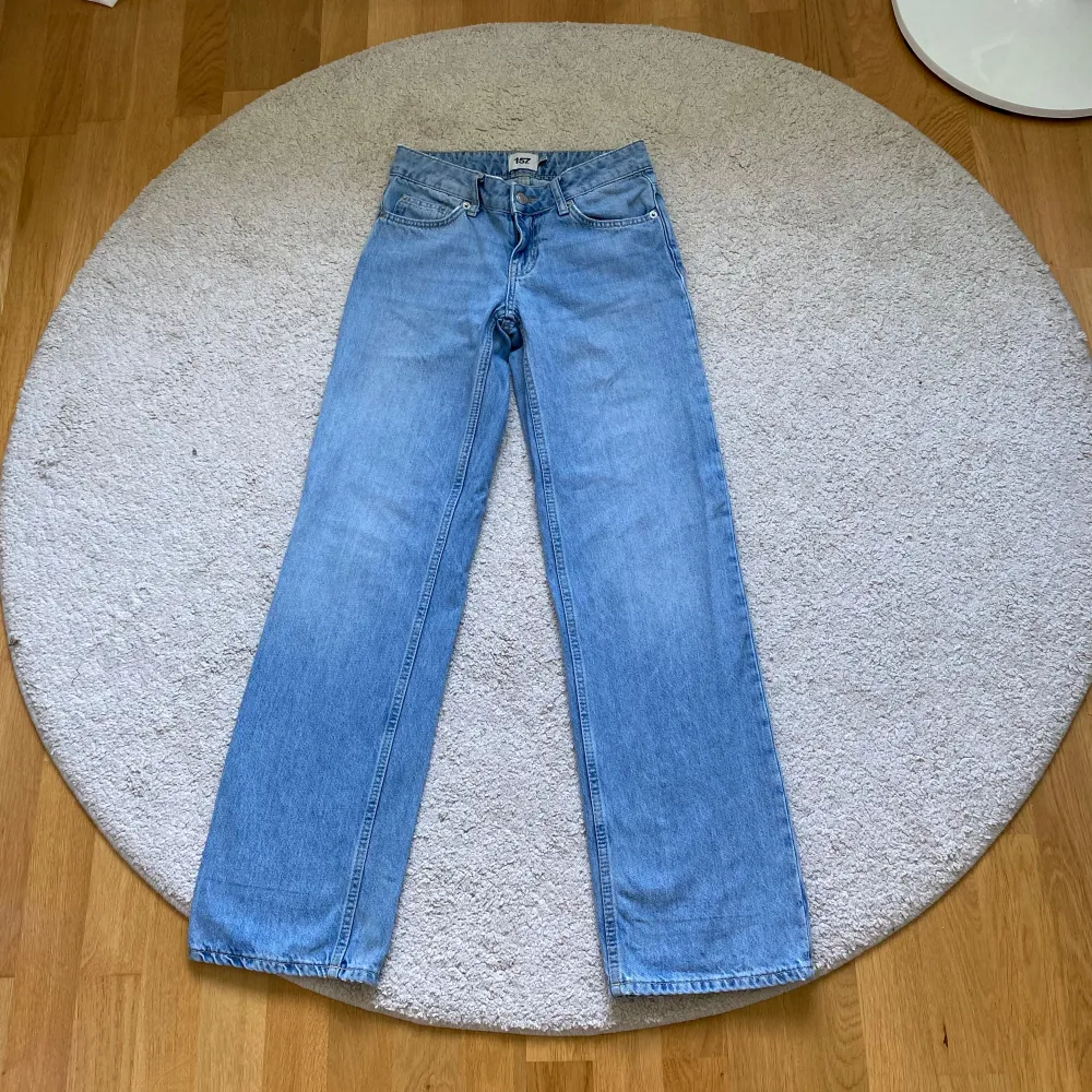 Jeans från lager 157 i modell Low rider. Storleken är xxs. De har streck nedtill för att jag vikt upp de när jag använt de. De är lågmidjade.. Jeans & Byxor.