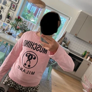 Jätte fin moschino tröja - Säljer denna fina moschino tröja nypris 1500kr säljer 500kr pris kan diskuteras  Andvänt typ 1 gång