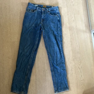 Jack and Jones jeans - Blåa jeans i storlek 164 Lite slitna men men funkar bra ändå.  Straight fit