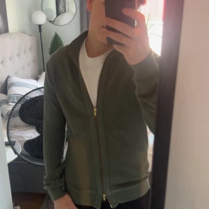 John henric zip - (John henric zip tröja) (Storlek M) (Nypris 1700)