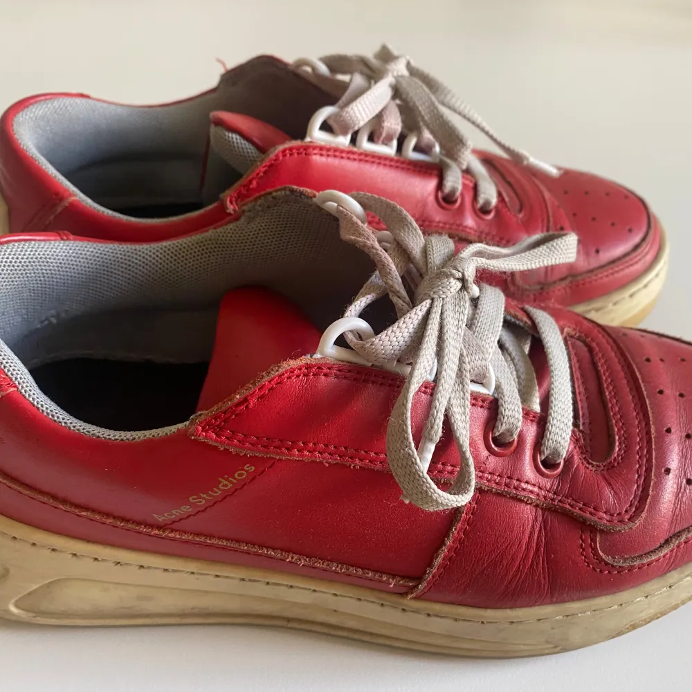 Superhärliga sneakers från Acnes Face Collection. Använda men har mycket kvar att ge. Logon i guldtryck på sidan av skorna fullt synlig utan skador.. Kengät.