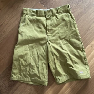 Dickies Loose Fit Shorts - W32, knappt använda, höger framficka har liten spricka vid öppningen.