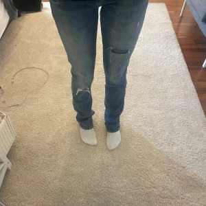 Ltb jeans valerie - Säljer dessa så fina ltb jeans i modellen valerie. Säljer pga att de inte kommer till användning. De är i superbra skick förutom på en av fickorna baktill där det är ett hål. Men det är inget man tänker på då de är slitna i designen redan. Är 175cm💕