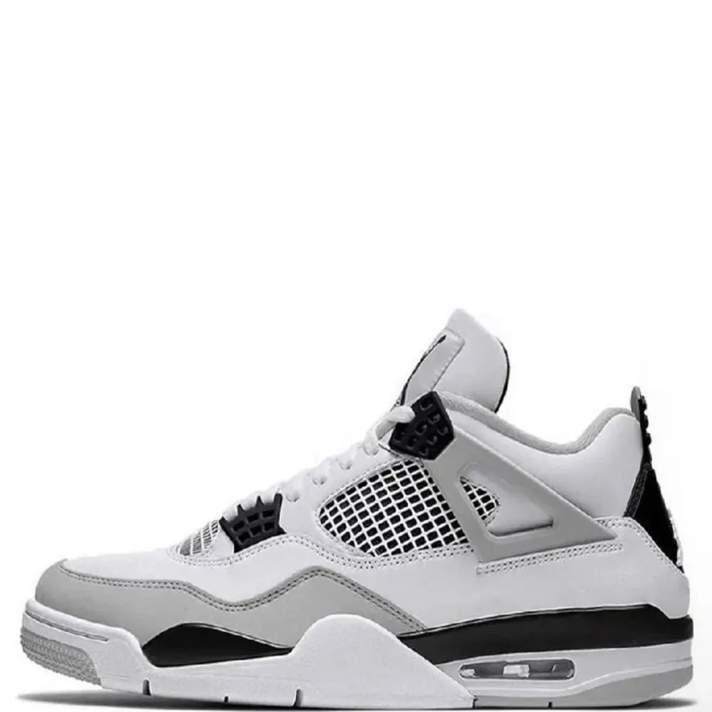 Jordan 4 i military black i strl 42,5 (man strl). Endast använda ett par gånger och köpta från stockX för 5299kr för ett år sen. Säljer pga ingen användning💗. Kengät.