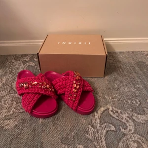 I N U I K I I  tofflor  - Säljer mina helt nya inuikii tofflor, kommer med sko lådan och kvittot ☺️  Nypris 2 699kr mitt pris 2 400kr  Kan tänka mig att sälja för lite billigare vid snabb köp!