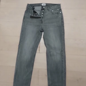 Grå Jeans - Gråa jeans från lager 157 Köpta men aldrig använda för att de var för stora. Waist 30, längd 32