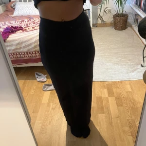 Svart långkjol  - Svart långkjol från Nelly i bra skick