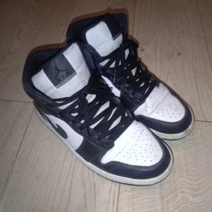 Jordan 1s storlek 42,5 / 42.5 / 42 1/2 Rätt så bra skick, endast smutsiga. Inga hål etc. Pris kan diskuteras! Jordan 1 Mid, Jordan 1 Mids Jordan 1 Panda Elephant