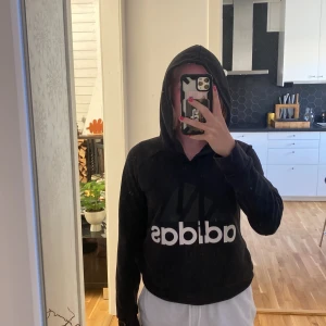 Adidas hoodie  - Hoodie från Adidas, inte använd så mycket 
