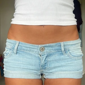 Lågmidjade Jeansshorts - INTRESSEKOLL på dessa jeansshorts. | OM DU VILL KÖPA SKRIV PRIVAT! | HÖGSTA BUD: 450kr | Lånade bilder men de är shortsen på bilden då de är köpta av henne. De kommer ej till användning så säljer de igen💞 