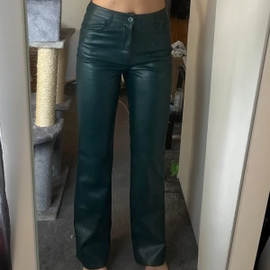 Gröna skinnbyxor - Gröna skinnbyxor från bikbok. Jätte skönt, mjukt, material på insidan!