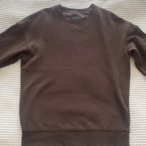 Jack & Jones crewneck - Säljer denna tröja då den inte används. Skicket är väldigt fint då jag bara använt den vid några få tillfällen och inga defekter. Bara att höra av sig vid frågor o funderingar!