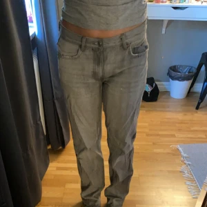 gråa lågmidjade jeans  - säljer dessa gråa lågmidjade raka jeansen. Använda få gånger och väldigt bra skick. 
