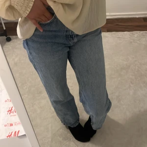 Jeans  - Säljer ett par jeans som jag köpte för något år sedan från zara. De är jätte sköna och passar perfekt, men säljer de för de har blivit lite tajta på mig. Nypris är 300kr