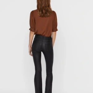 🎀Skinn byxor från vero Moda🎀 - Storlek ”xs” och längd 30 Skinn byxor  Från vero Moda  Mid Waist flare /straight  Aldrig använt : har alla lappar kvar på. Nyköpta kosta 400kr säljer för 200kr