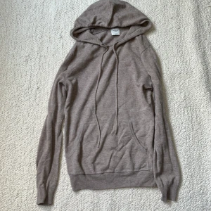 Kashmir Hoodie - Otroligt fet beige Kashmir hoodie från John Henric! Väldigt sliten med 2 hål och vid smörerna där de är sönder. Nypris 1649kr.