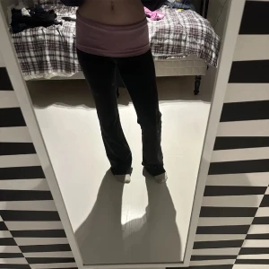 Victoria secret yoga pants  - Suuuper fina äkta victoria secret yoga pants som är utsvängda , innerbenslängd : 85cm Midjemått:37cm  Men de är väldigt stretchiga så passar på de flesta 💓