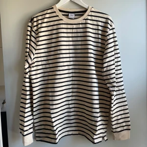 Randig långärmad tröja  - Säljer åt min pojkvän: Supersnygg randig långärmad i svart och crémevitt! Rak passform <3 Knappt använd!